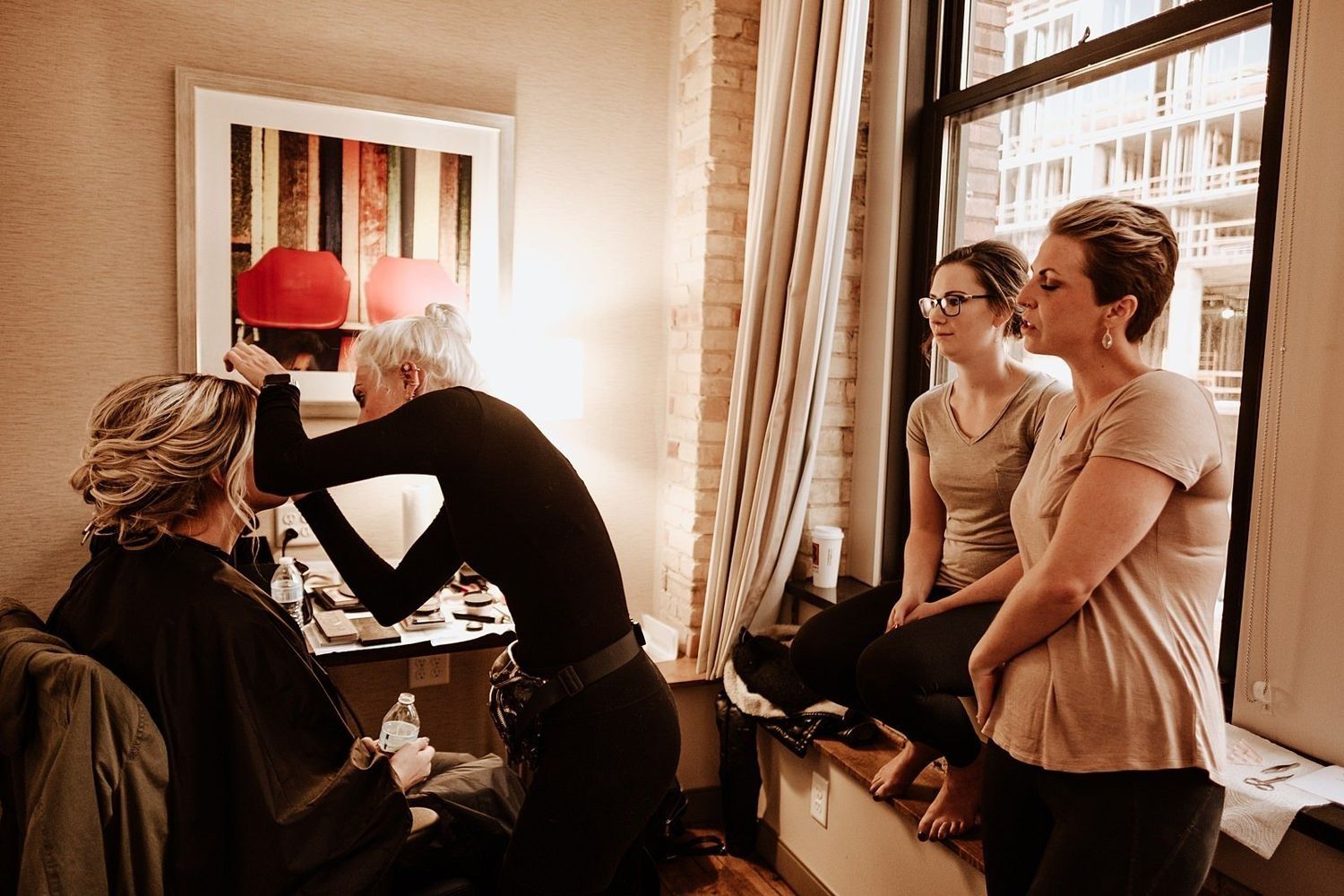 Documentary bridal photography: Shannon’s final makeup touches