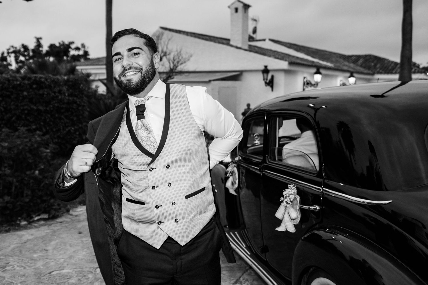El novio al bajar del coche antes del cóctel en Algeciras