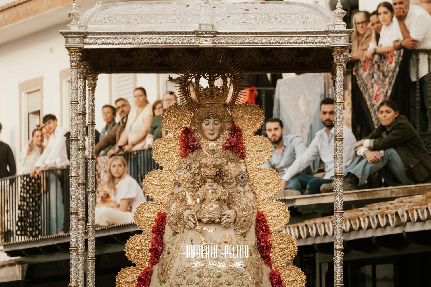 Reportaje de autor Romería del Rocío 2026, Miradas y emoción ante el paso de la Virgen, enfoque en fotografía de tradiciones, Roberto Pecino