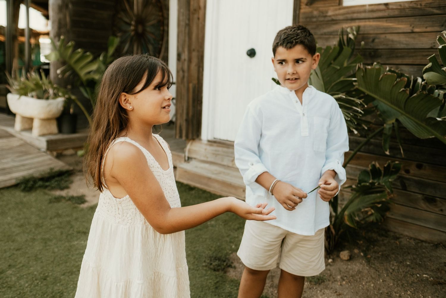 Primer plano de María y Lucas capturando su reacción de sorpresa pura Sajorami Beach Roberto Pecino