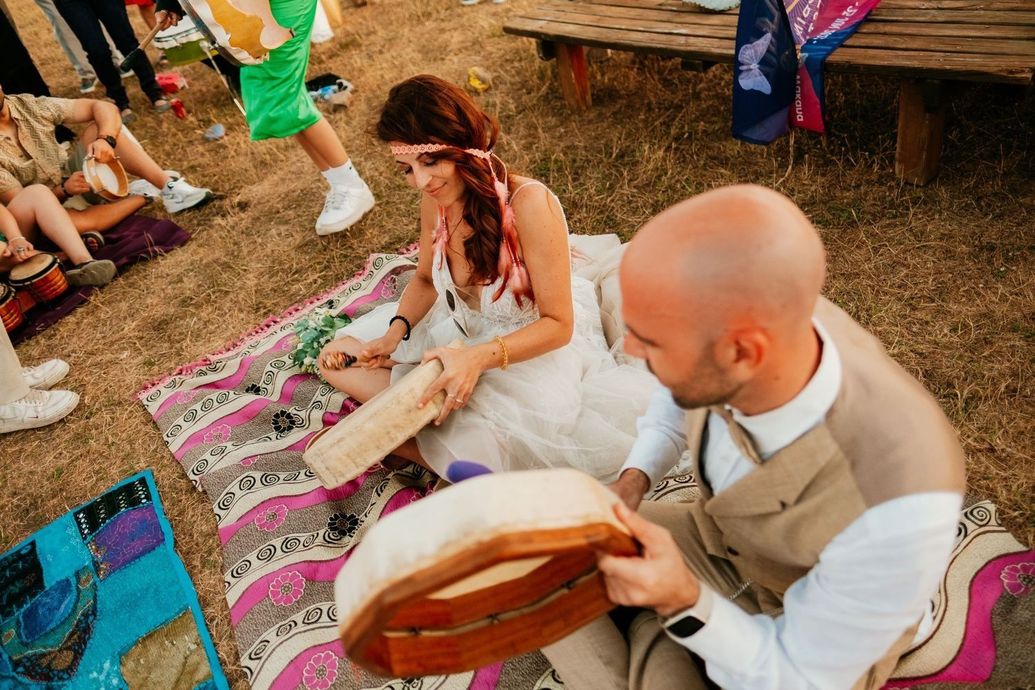 primer plano de manos tocando tambores durante el ritual del atardecer en boda festival wakana benalup roberto pecino