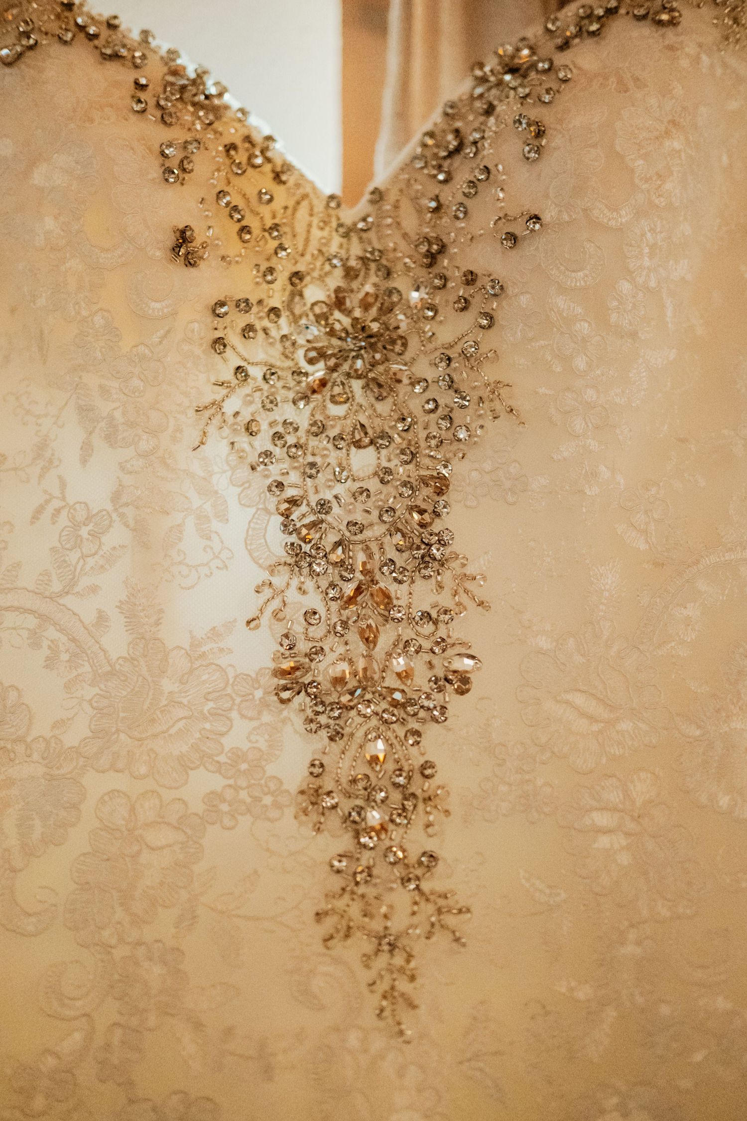 Vestido de novia de Jade colgado en los salones históricos de Hacienda Almoguera, Los Barrios
