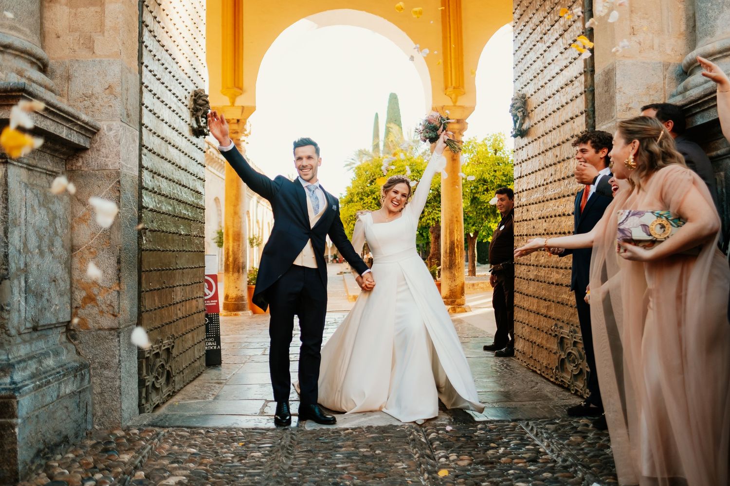Salida de los recién casados en el Patio de los Naranjos de la Mezquita, boda documental en Andalucía