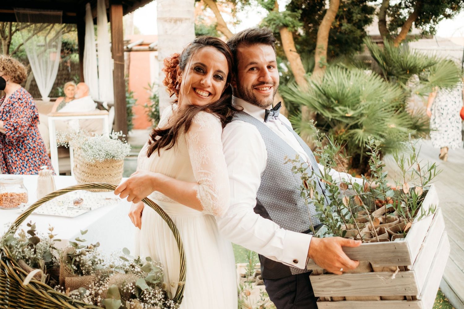 Novios felices en la boda en Tarifa, Roberto Pecino fótógrafo en Tarifa