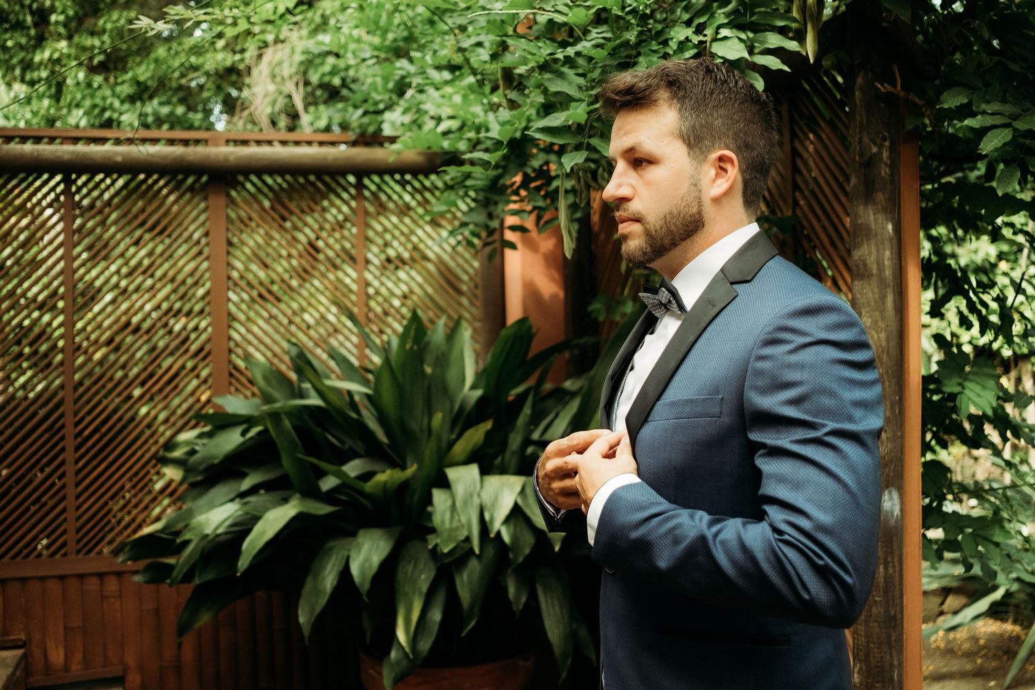 Andres el novio listo para la ceremonia