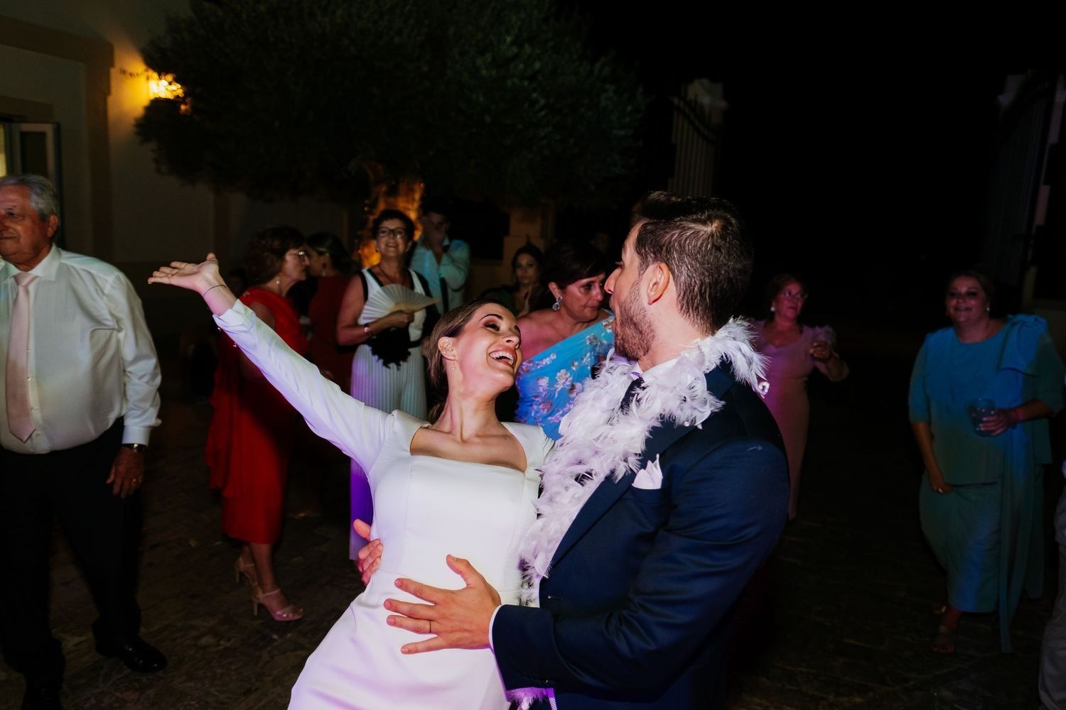 Foto final de los novios bailando durante la fiesta en Almoraima