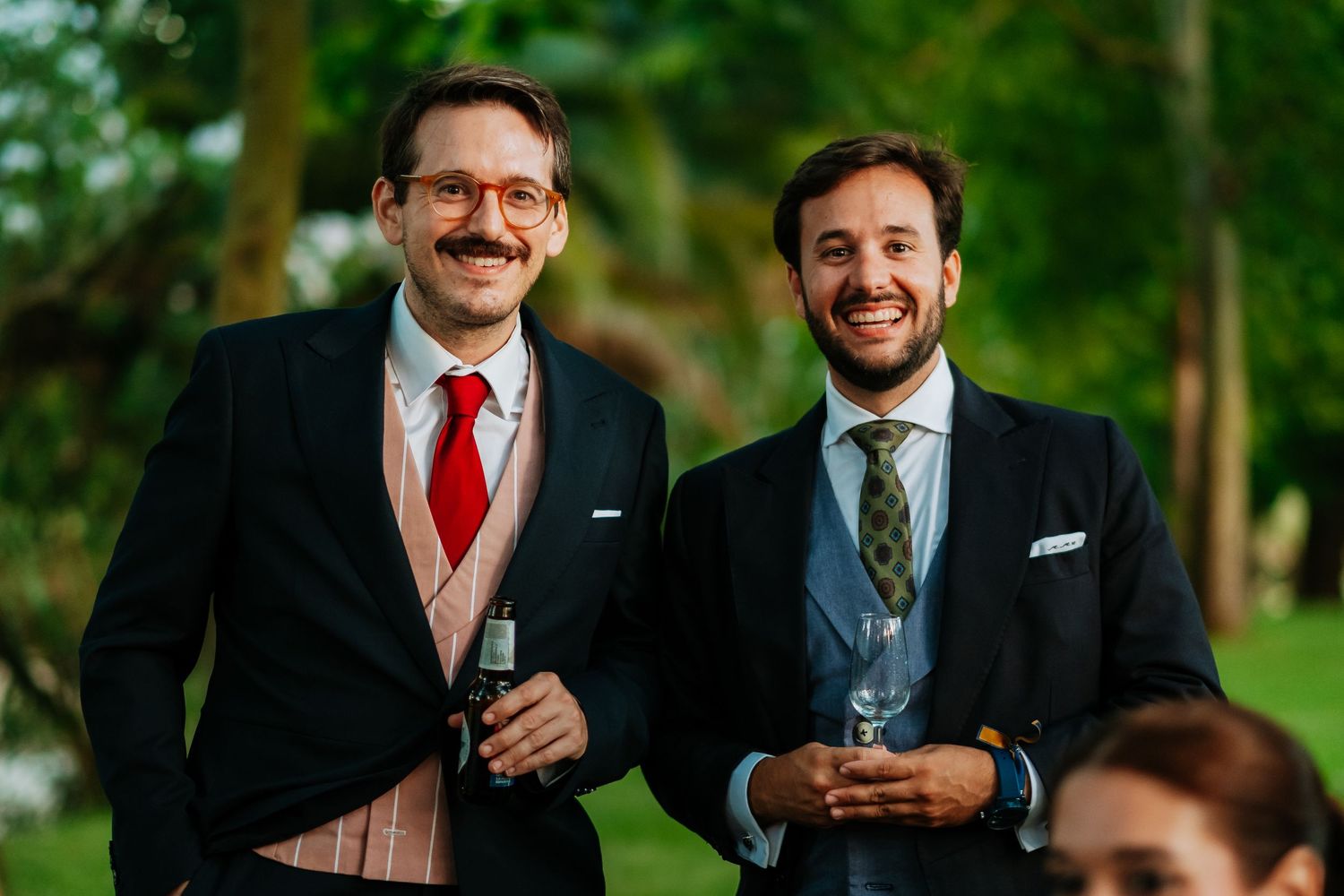 Invitados disfrutando del aperitivo en los jardines de la hacienda