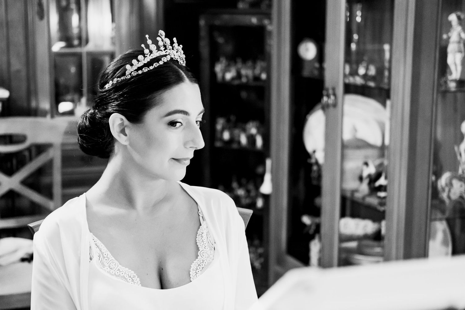 Retrato de novia Inma mirando a cámara con luz suave documental