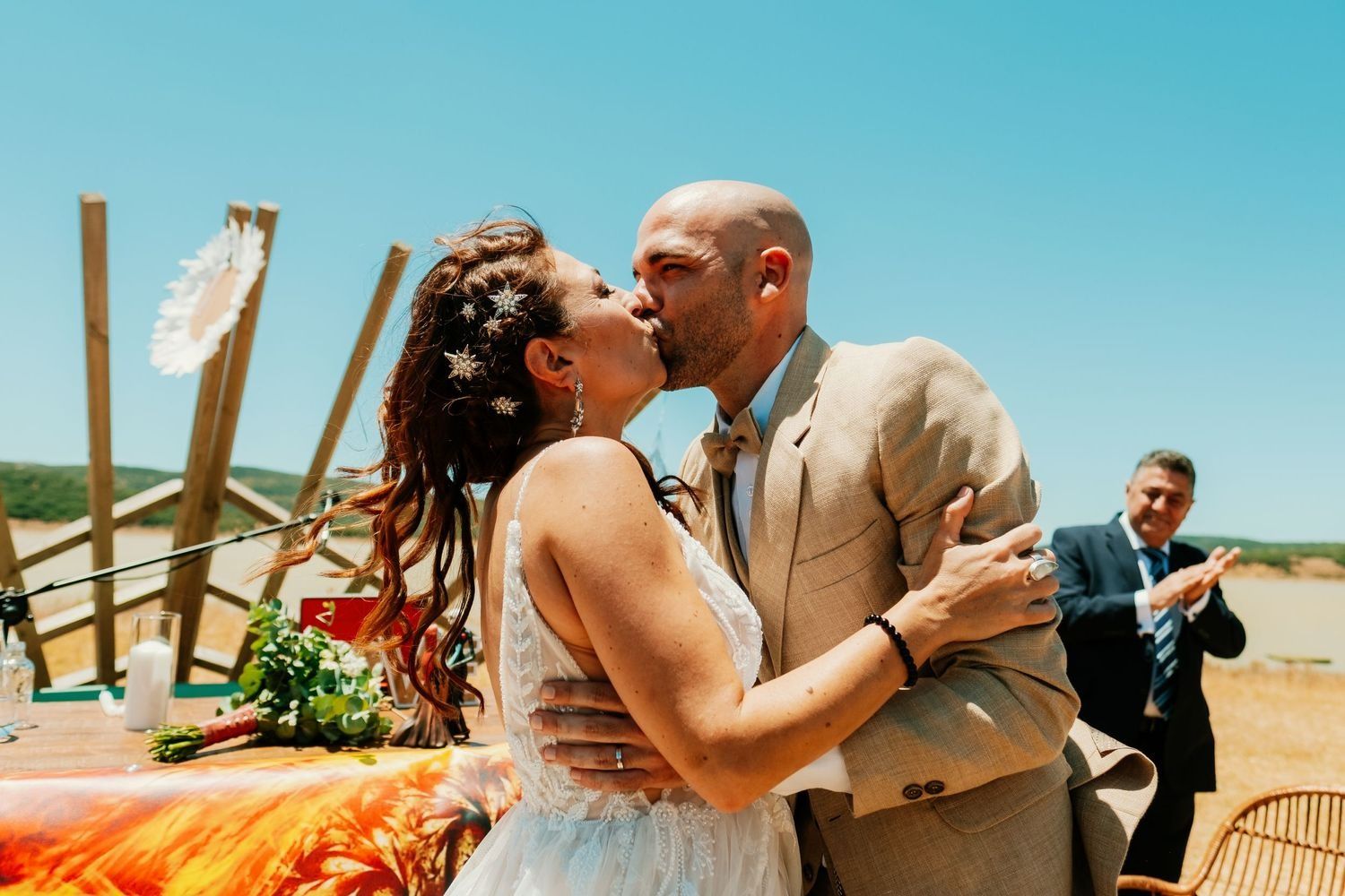 beso recién casados lorena y adrian ceremonia civil wakana lake cadiz