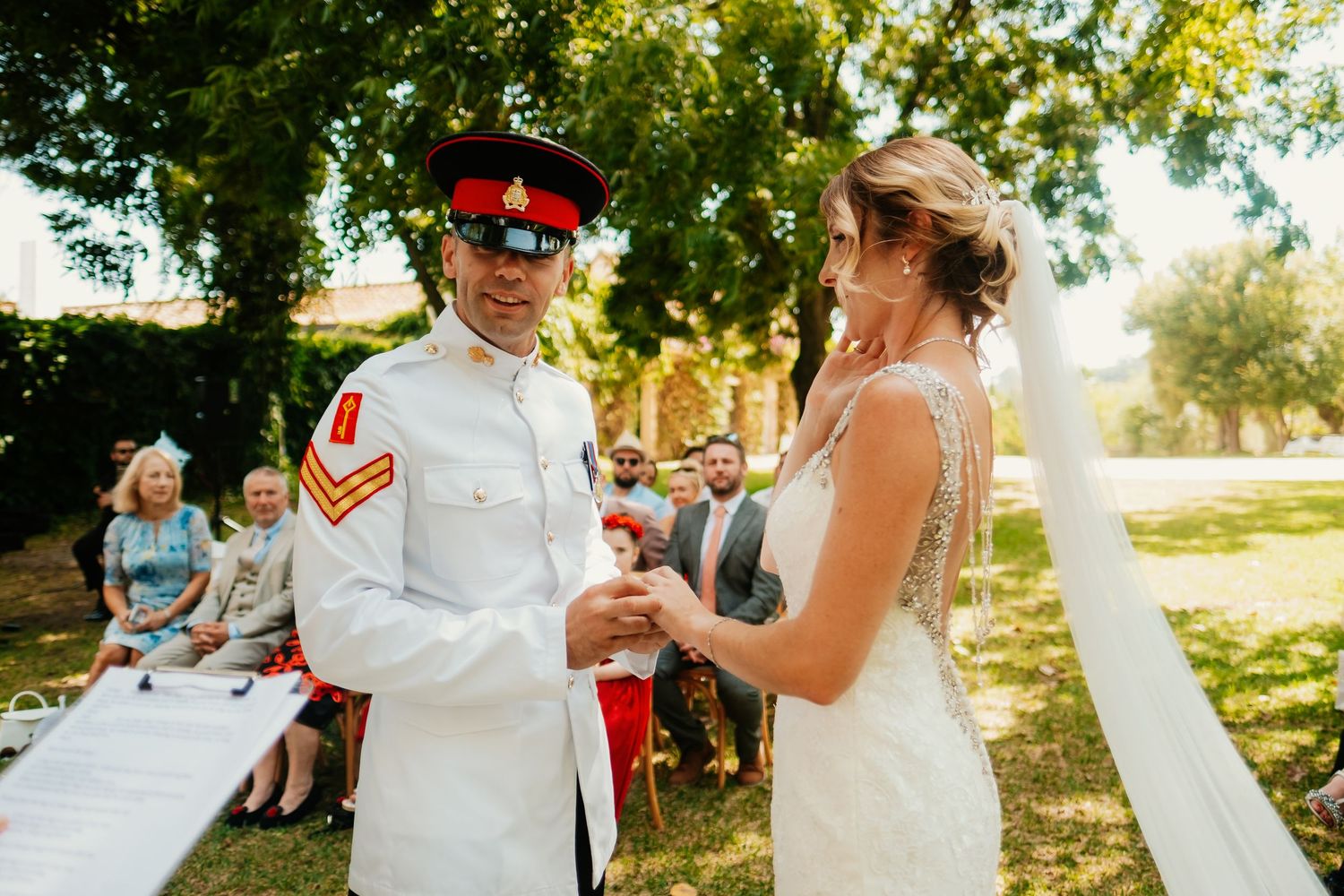 Novios Jade y George en su boda militar en Los Barrios, Cádiz