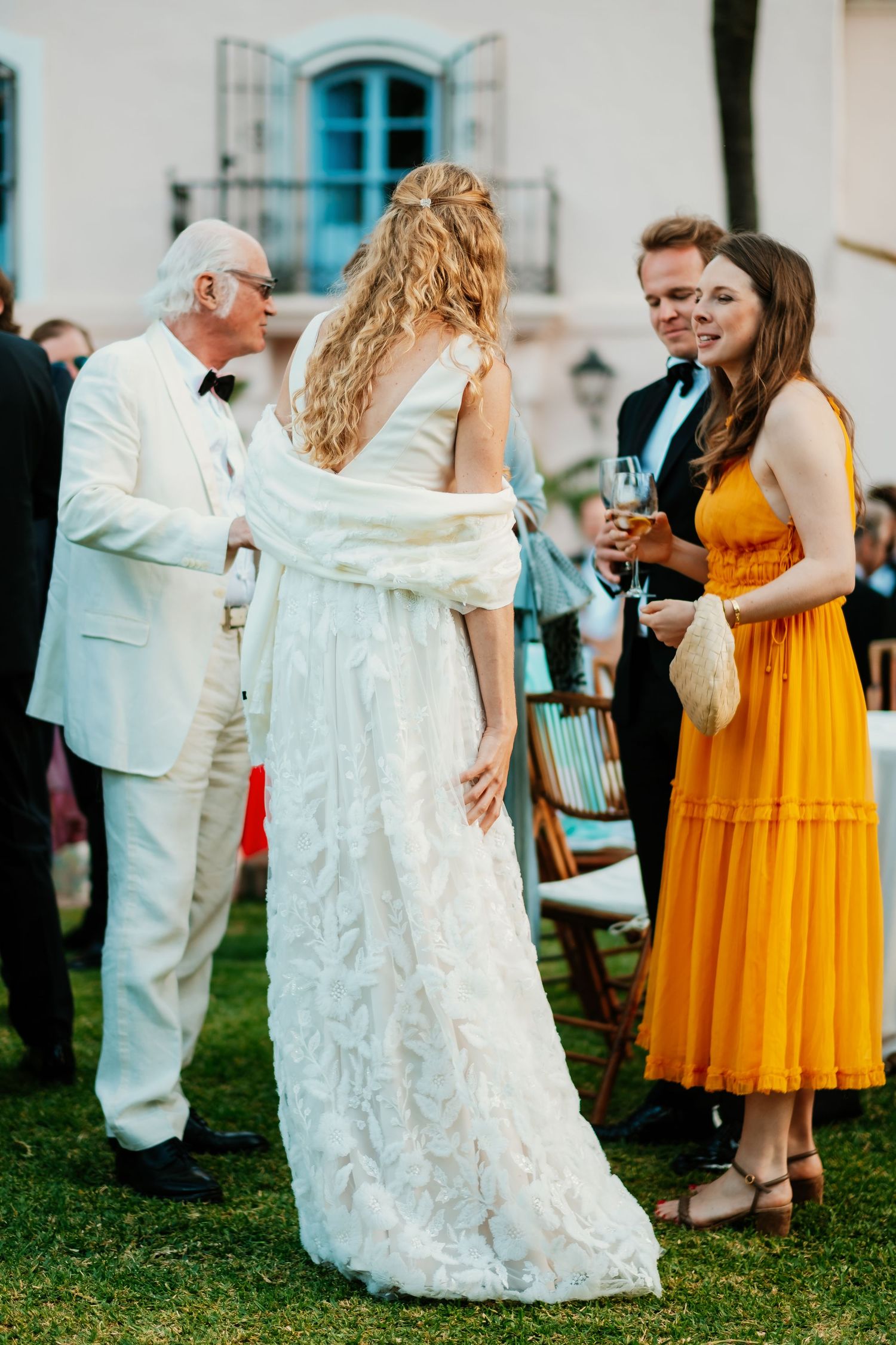 DIana hablando y acompañando a sus invitados
