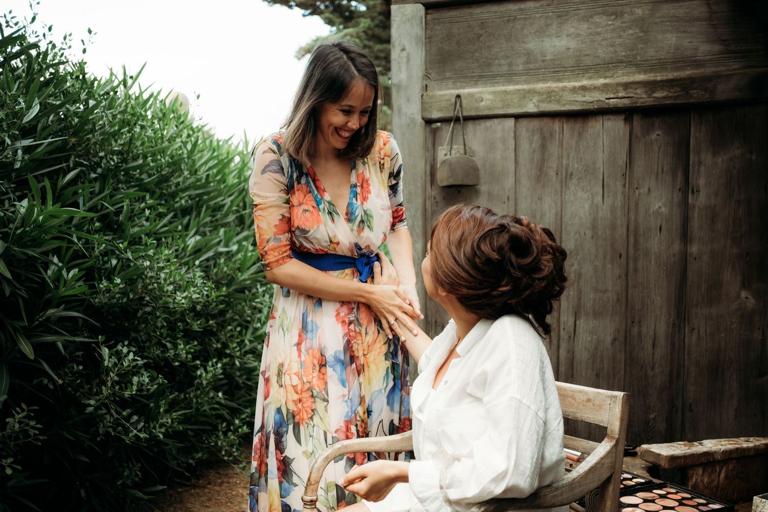 Miriam con una de sus invitadas, la amistad en las bodas es algo que siempre intento fotografiar