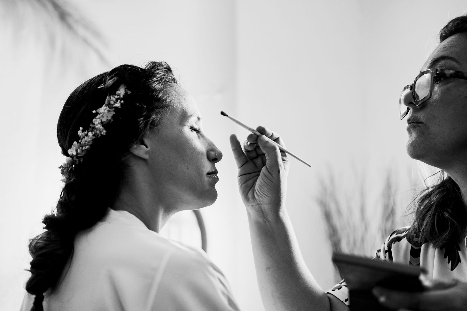 Lidia maquillándose antes de su boda en Los Barrios - Fotografía natural