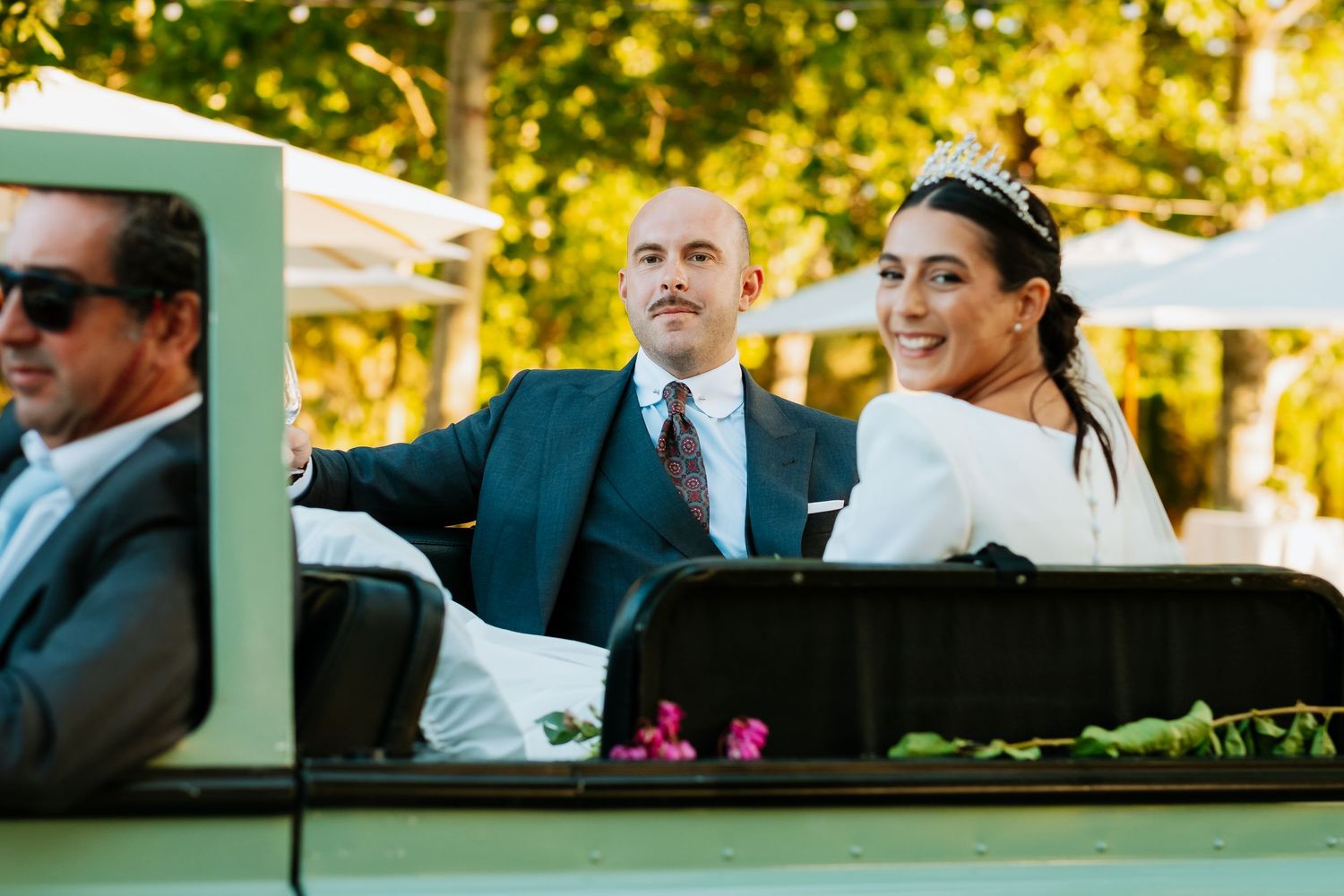 Pareja subiendo al Land Rover Bodas tras la ceremonia religiosa