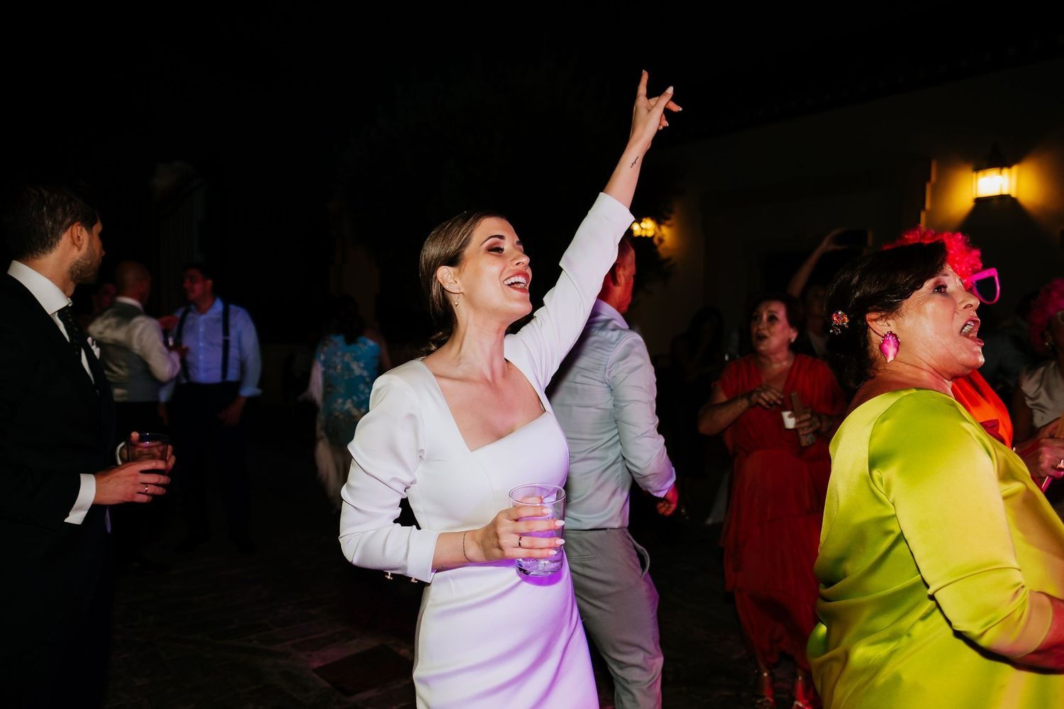 Argentina bailando con vestido de Juan Saavedra en la fiesta de su boda