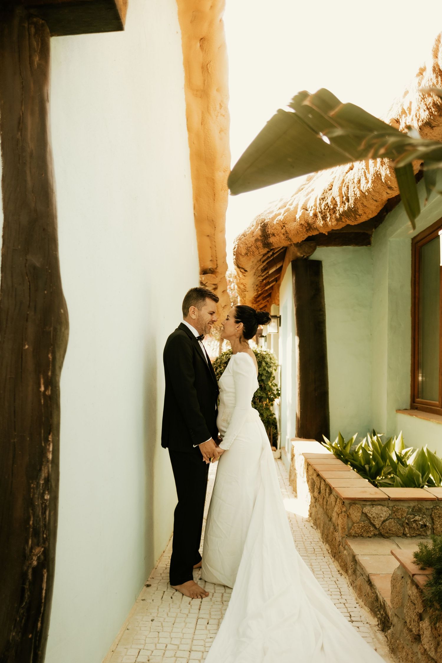 Estética editorial de pareja en un rincón íntimo de Sajorami Beach Laura y Fernando Roberto Pecino