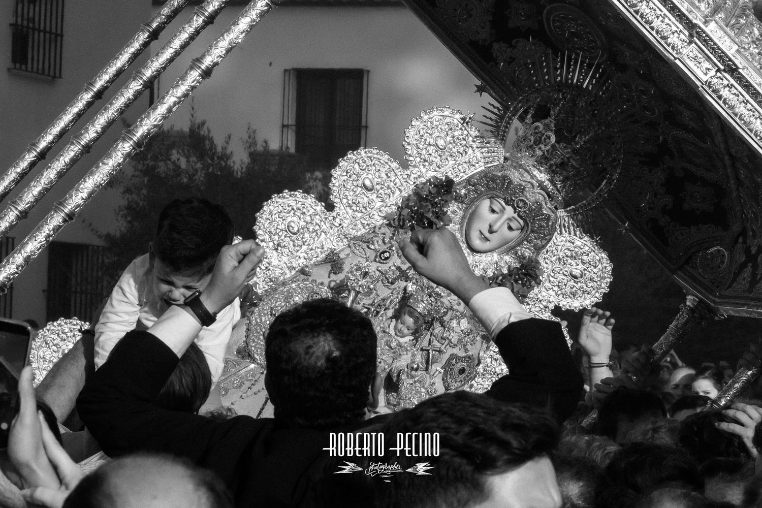 Crónica visual Rocío 2026, estampa en blanco y negro de un cura rezando, disciplina de agudeza visual, fotografo documenta Roberto Pecino