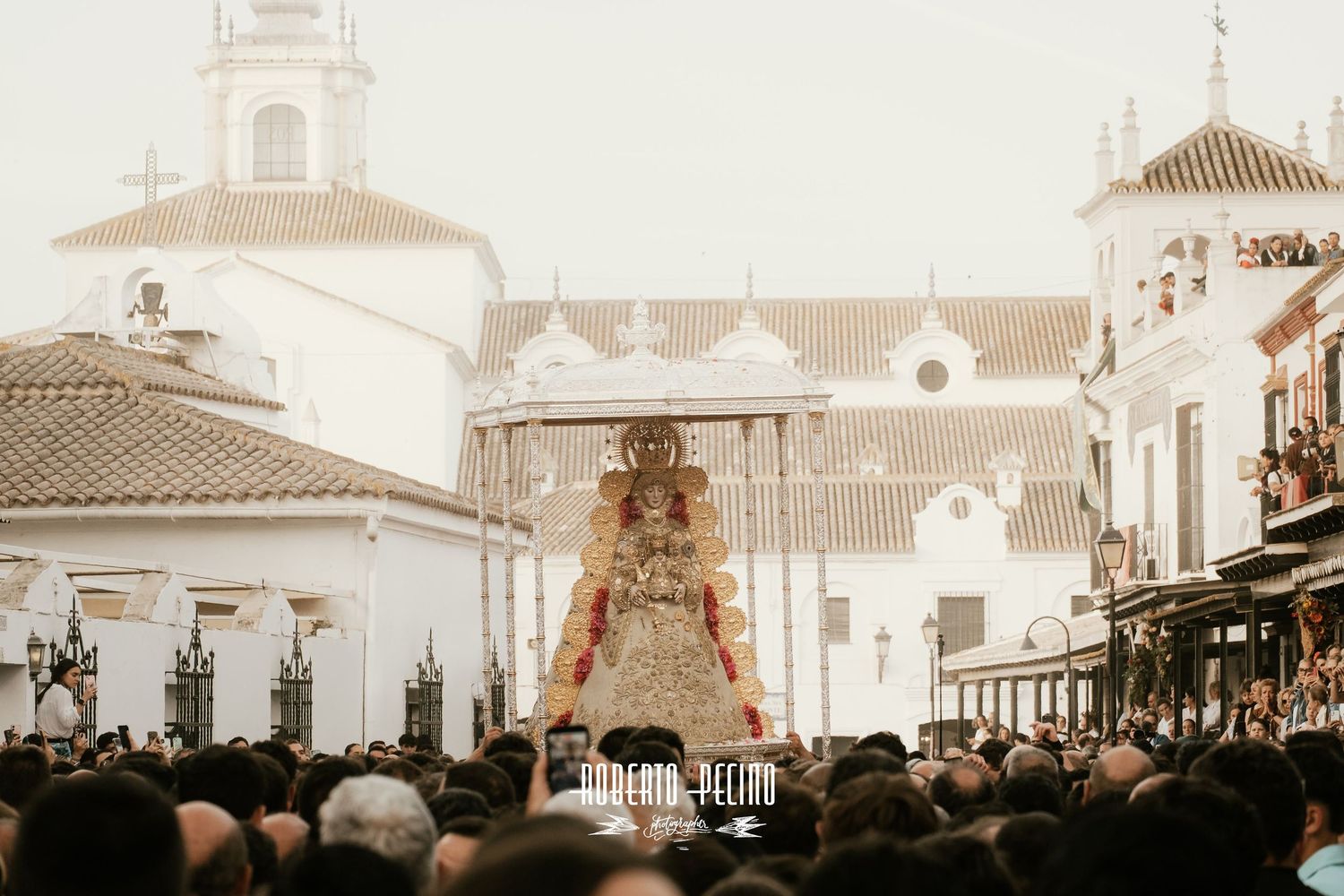 Instantánea documental procesión Rocío 2026, procesión con la Ermita de fondo, fotografía de tradiciones andaluzas, Roberto Pecino.