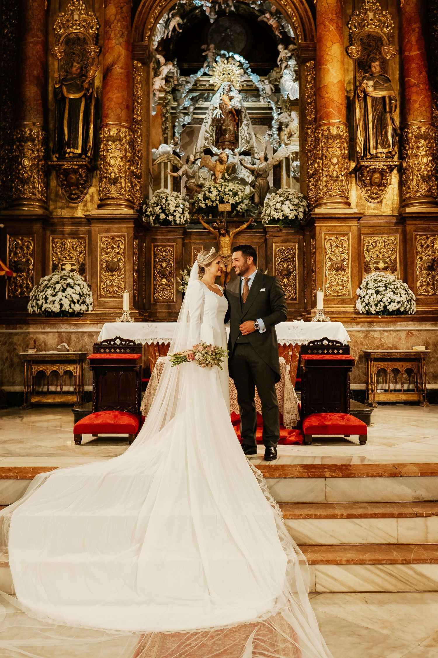 Complicidad y miradas de los novios ya casados en el presbiterio de Jerez, Inma y Juanfri, Roberto Pecino Fotógrafo