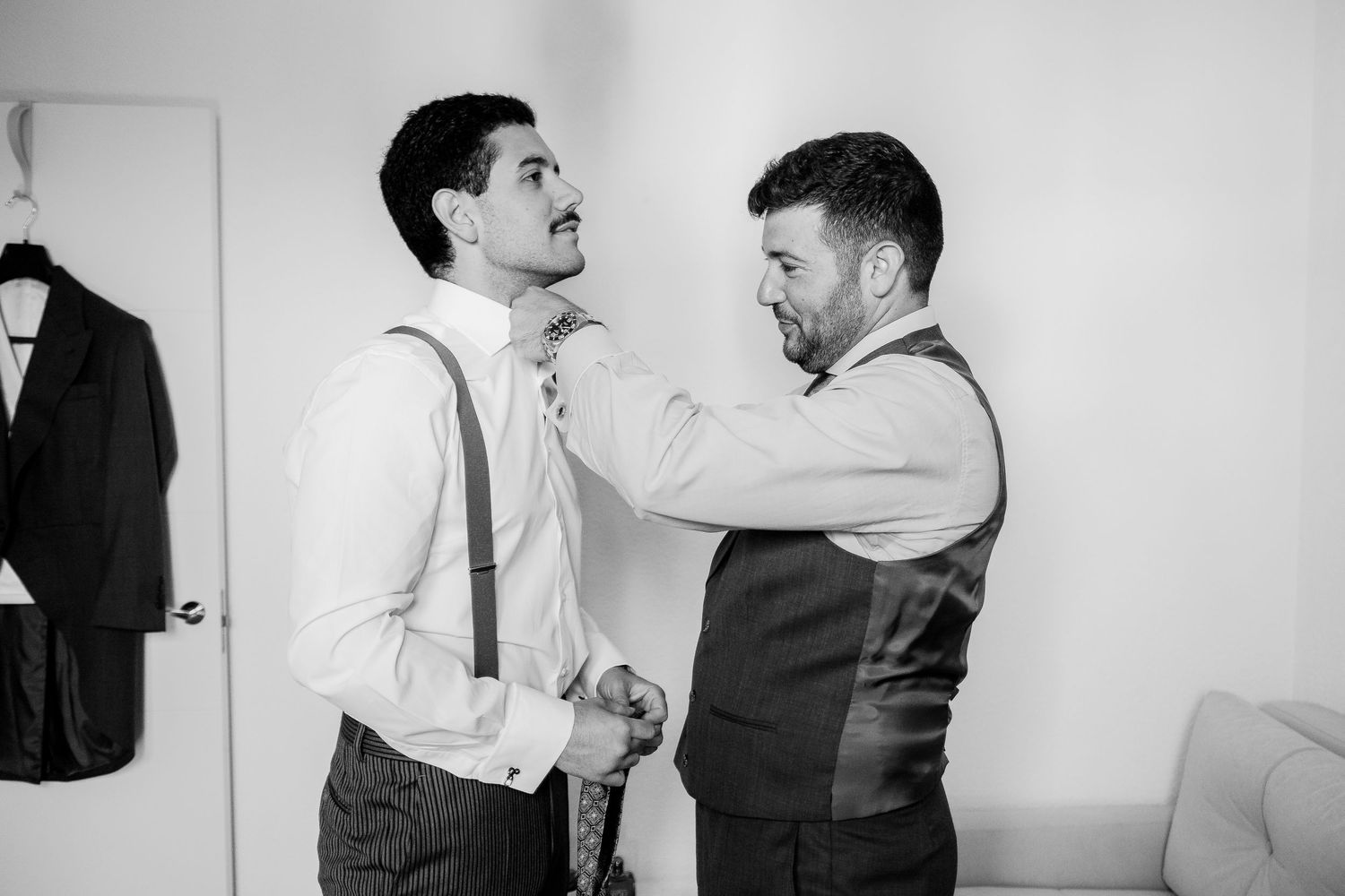 Miradas de complicidad y orgullo entre el novio y su hermano en los preparativos, Juanfri, Roberto Pecino