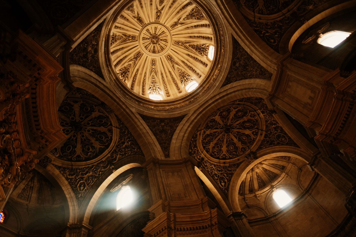 Impresionante cúpula de la Catedral de Granada durente boda religiosa