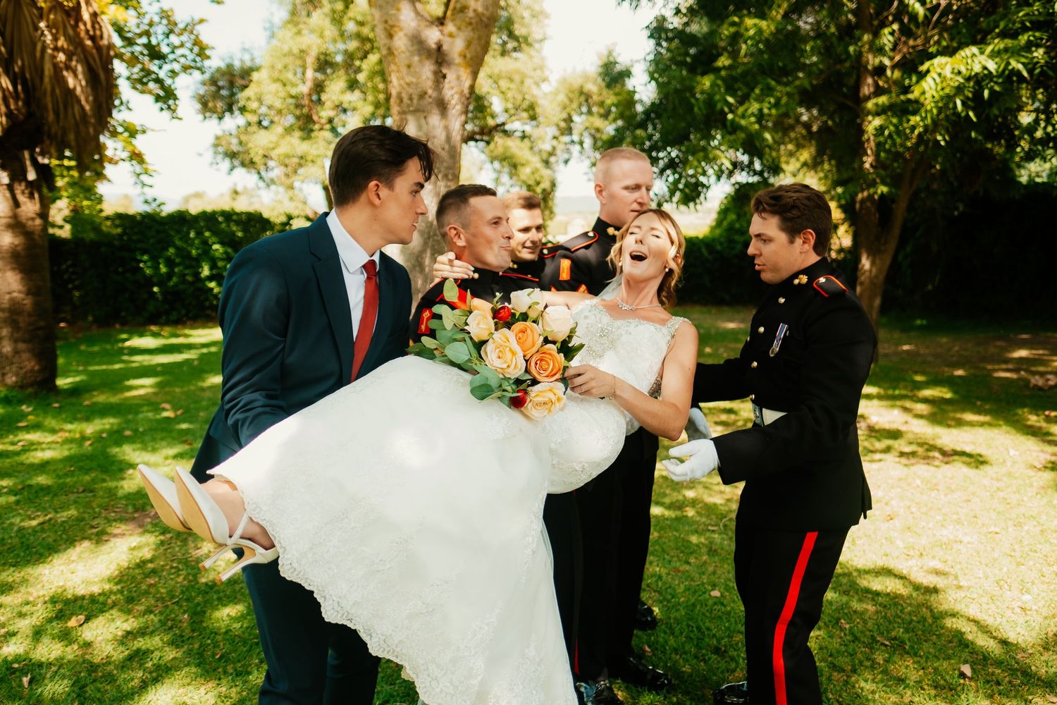 Jade en brazos de los testigos, fotografia documental de boda