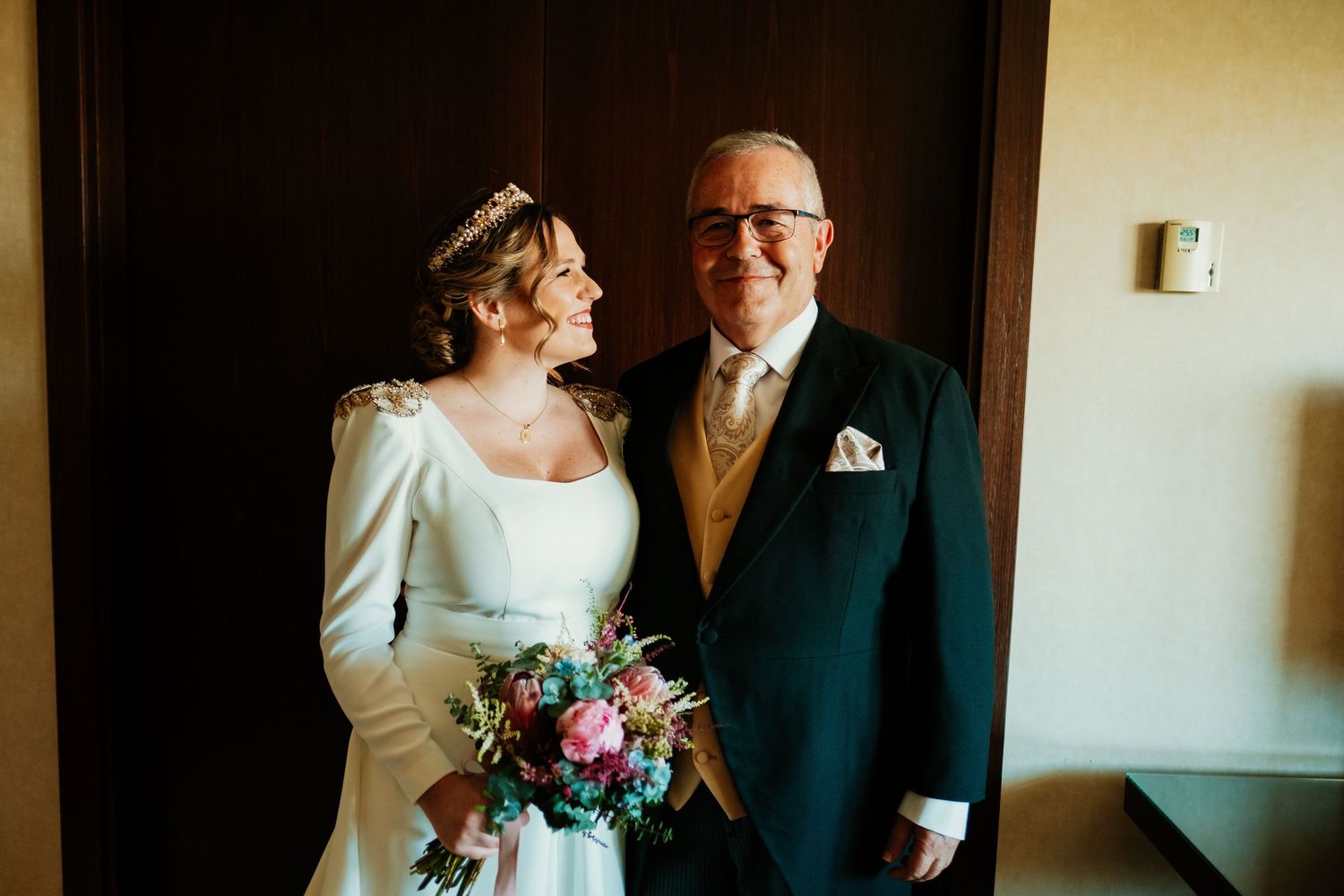 Reacción emotiva del padre al ver a la novia vestida por primera vez, fotografía documental sin posados en los preparativos