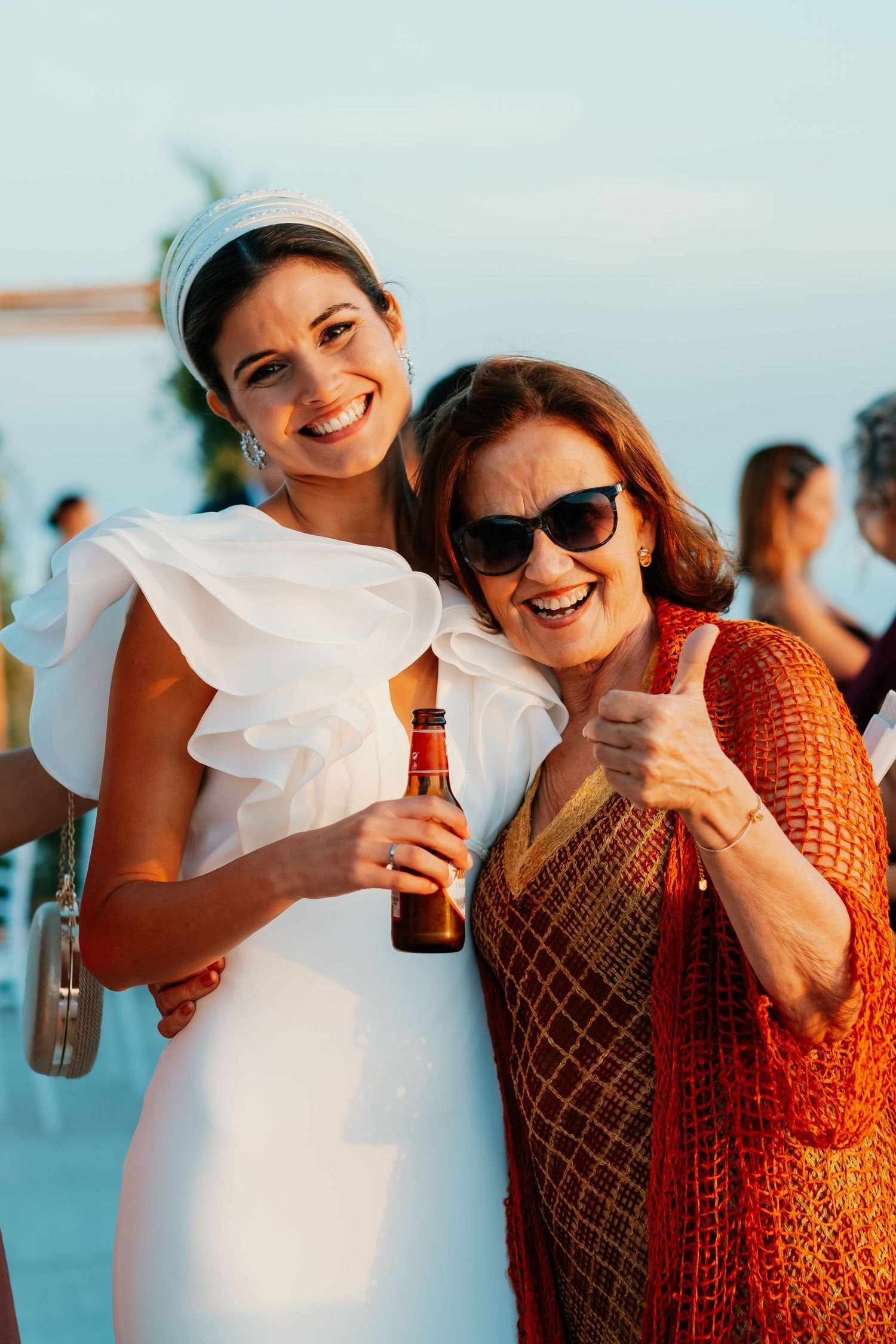 María Isabel brindando con una Cruz Campo fresquita en el calor de una tarde de verano en Cádiz