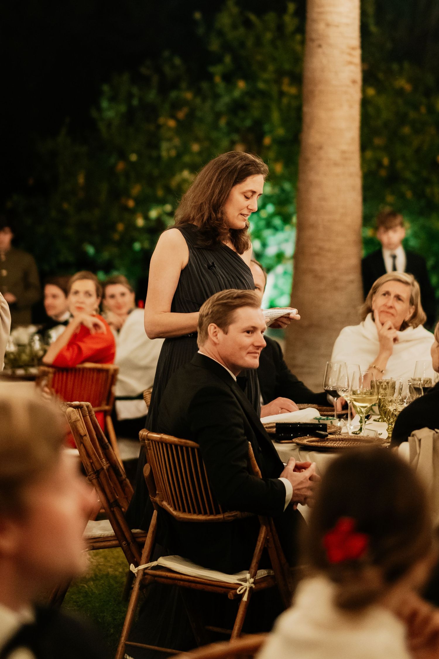 Momento emotivo durante la lectura en la cena en Molino del Duque. Fotografo en Sotogrande y Costa del Sol