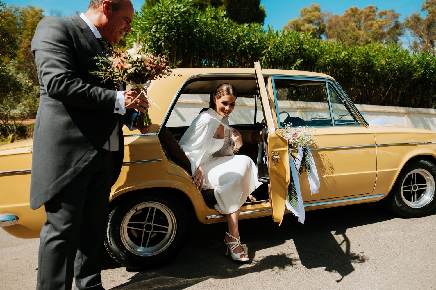 Novia bajando del coche nupcial, fotografo documental de boda