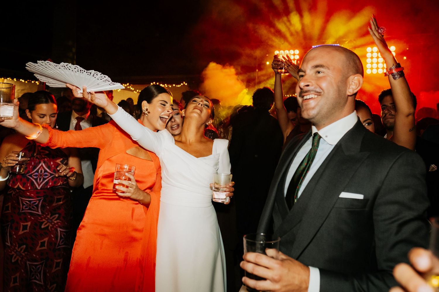 Invitados divirtiéndose en la pista de baile de la hacienda