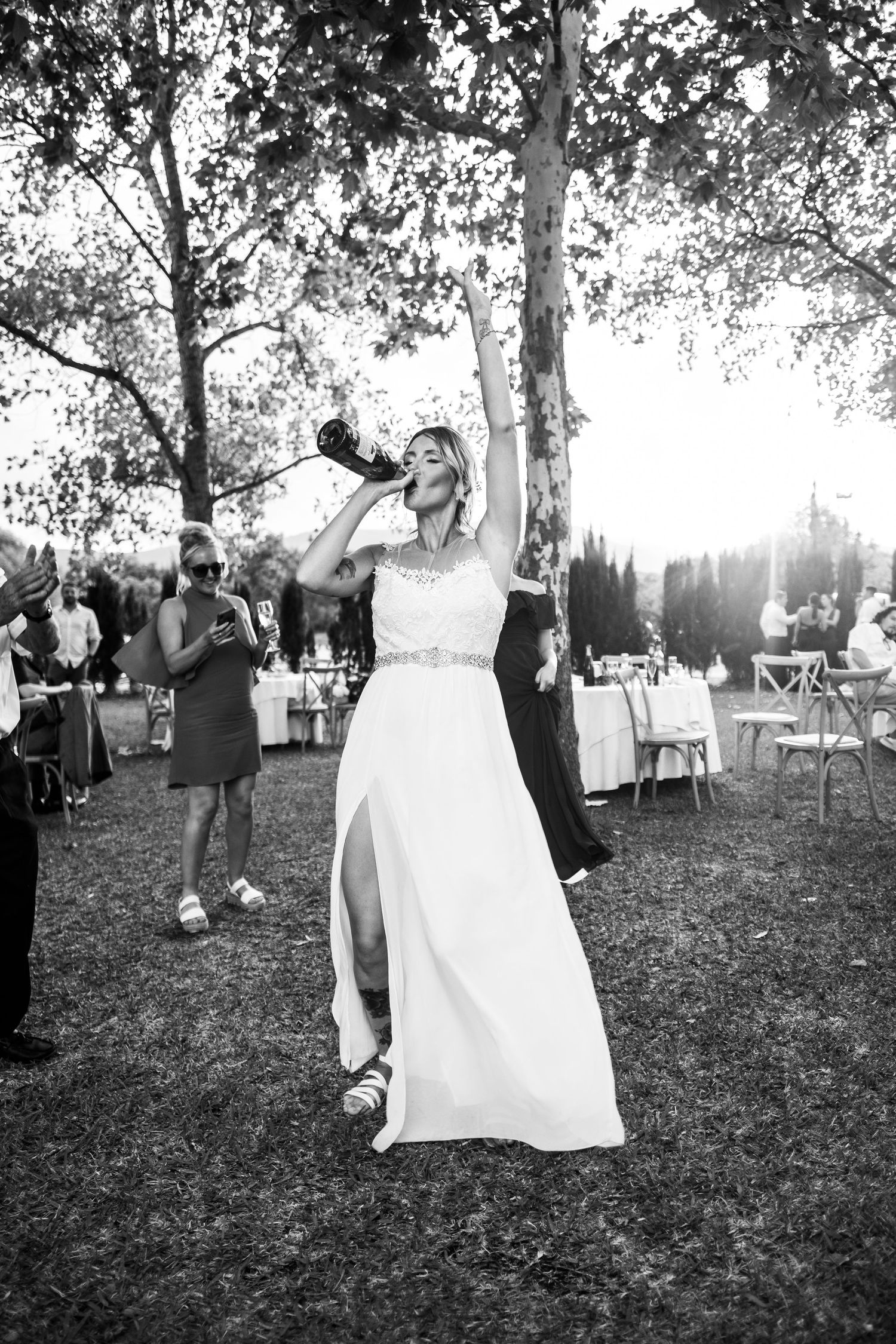 Diversión extrema de Jade y risas en la pista de baile de Hacienda Almoguera, fotografía de fiesta