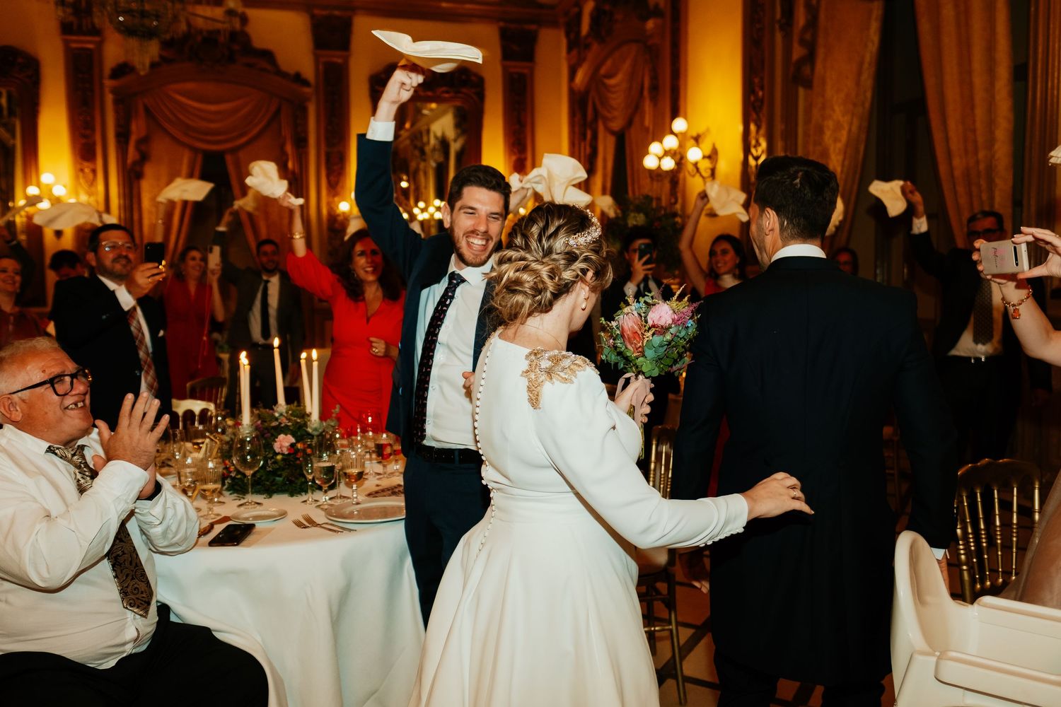 Entrada de los novios al Salón del Real Círculo de la Amistad