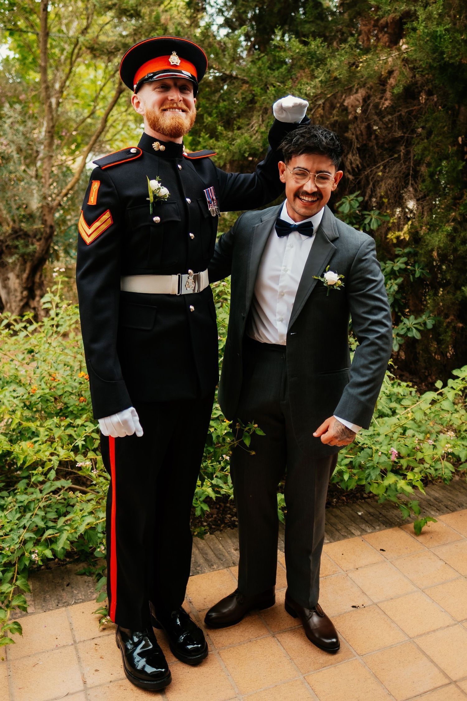 Amigo del novio posando junto a Jordan con el uniforme militar