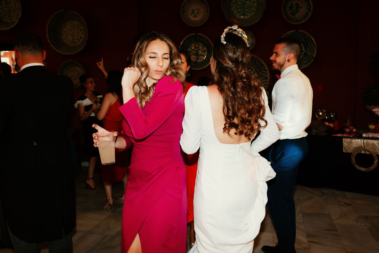 Invitados dándolo todo en la pista de baile, capturado por Roberto Pecino Fotógrafo