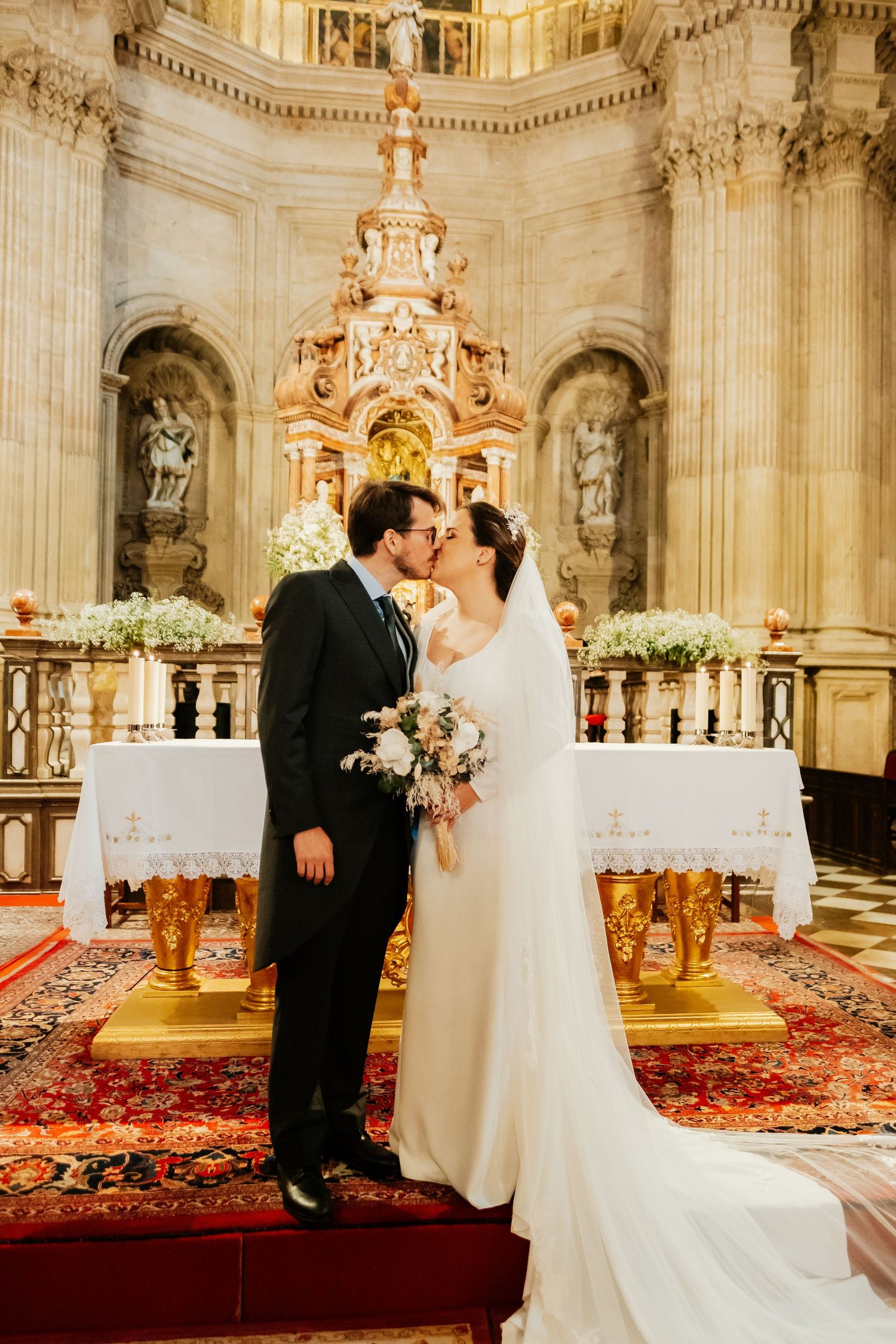 Beso de la pareja durante la misa