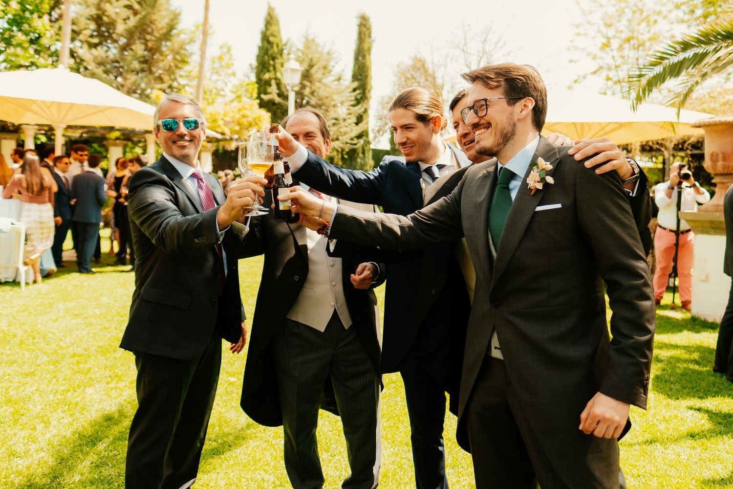 Invitados brindando con el novio Quin disfrutando del Cocketail al aire libre