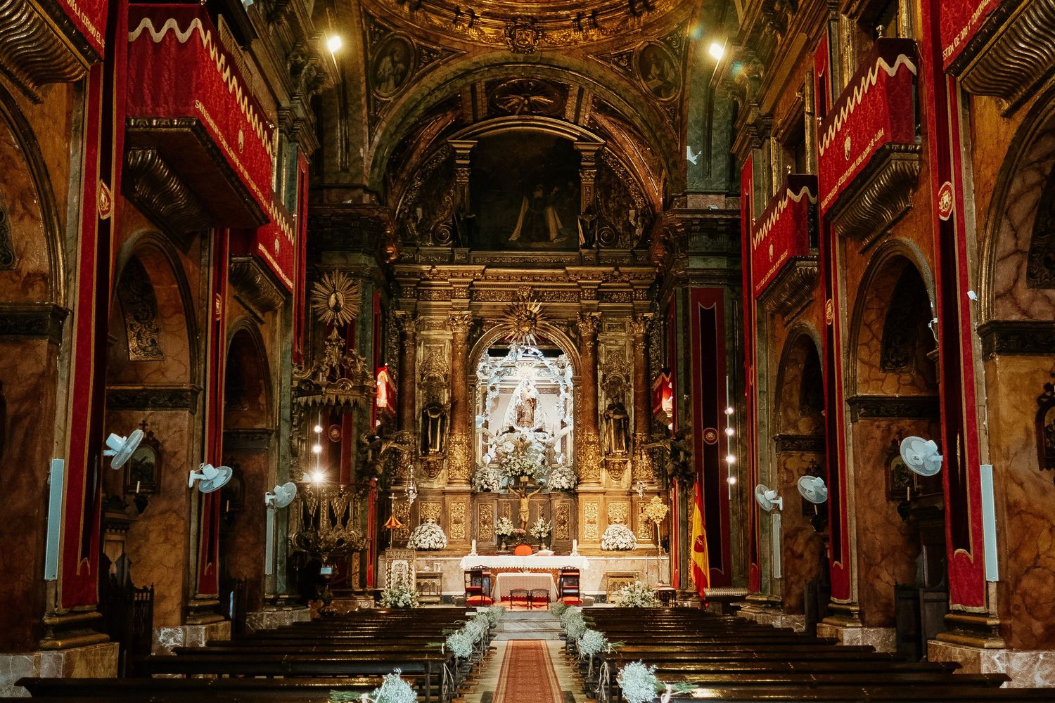Interior de la Basílica del Carmen, la luz natural de la puerta iluminando el pasillo central, Roberto Pecino