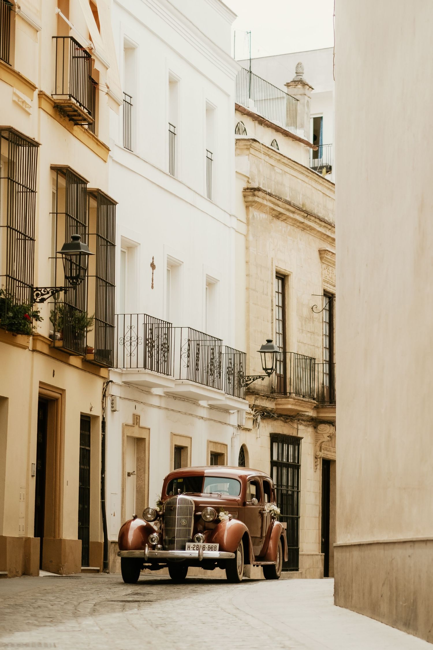 Coche clásico nupcial llegando por las calles de Jerez de la Frontera, Inma y Juanfri, Roberto Pecino Fotógrafo