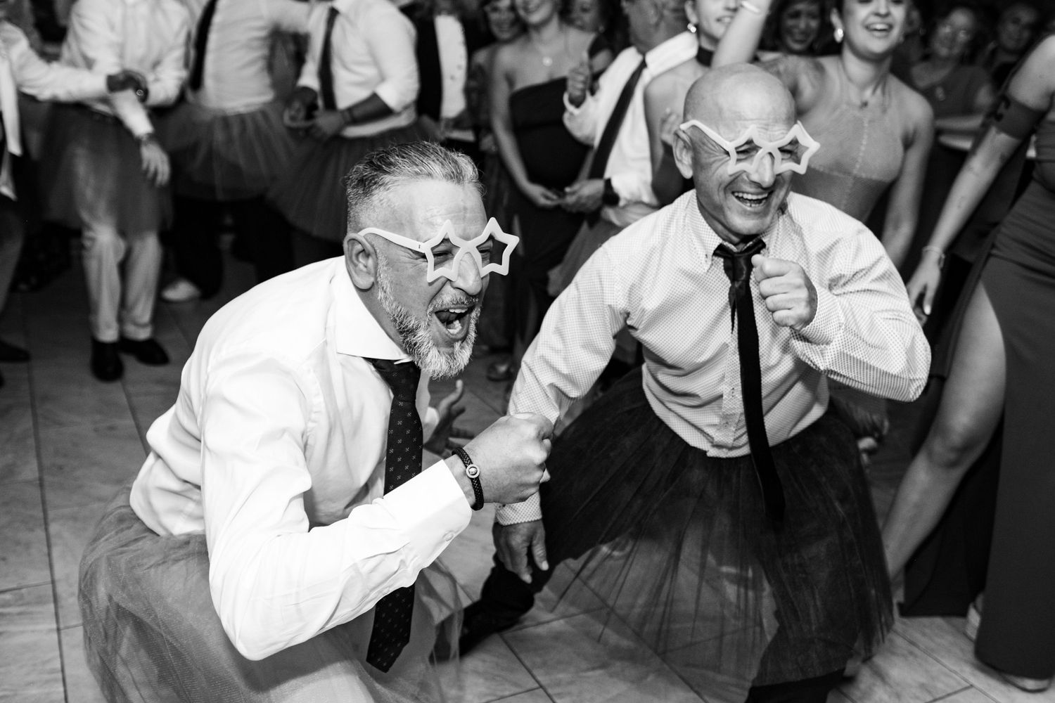 Divertilísimo momento de fiesta desatada y baile en la boda de Amparo y Guillermo con Roberto Pecino