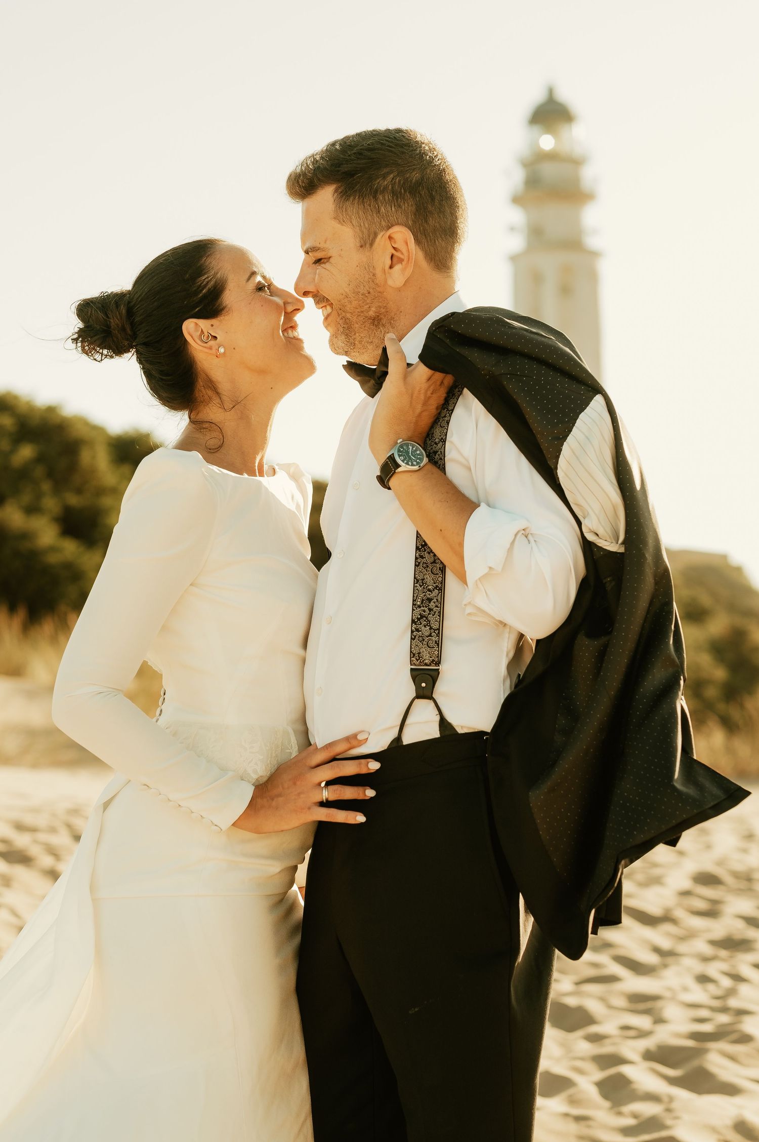 Retrato editorial de pareja en el entorno natural del Faro de Trafalgar con estilismo relajado Laura y Fernando Roberto Pecino