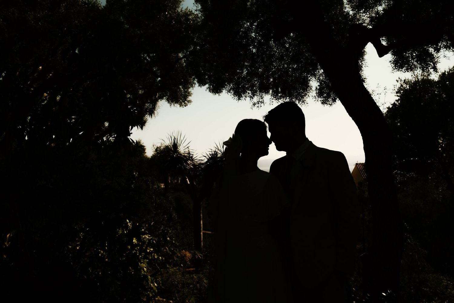 Luz natural y backlight en elopement en La Alameda, Roberto Pecino Fotógrafo