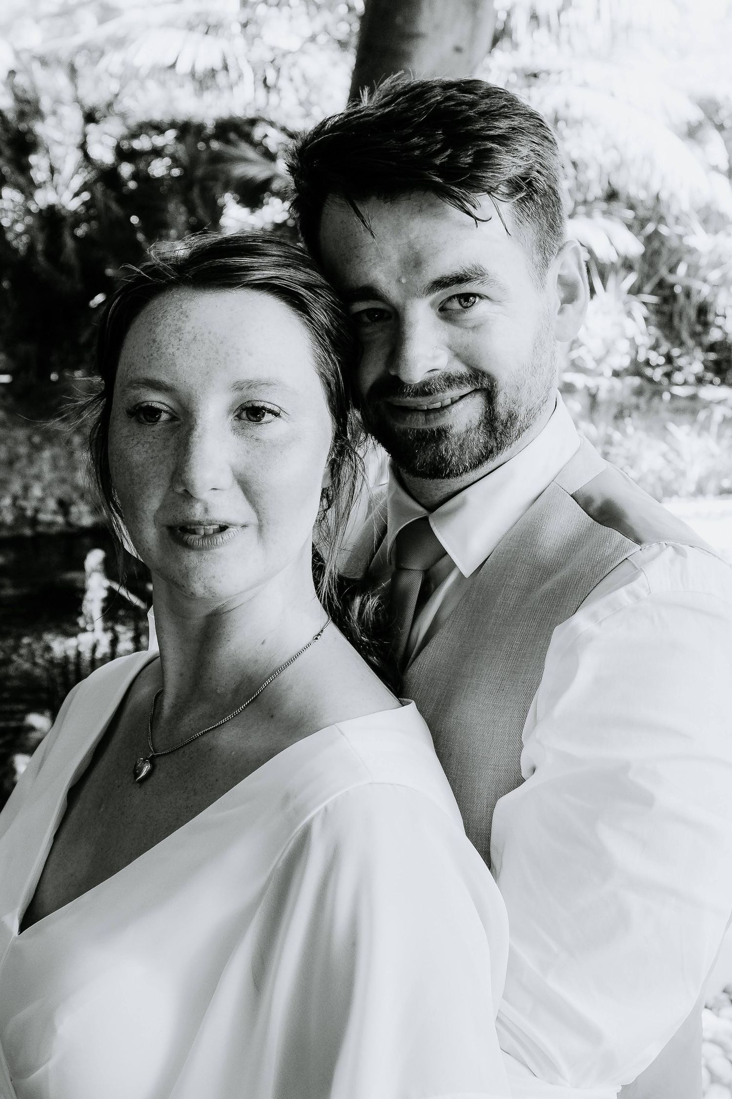 Retrato editorial de pareja en La Alameda, Gibraltar, Roberto Pecino Fotógrafo de Bodas