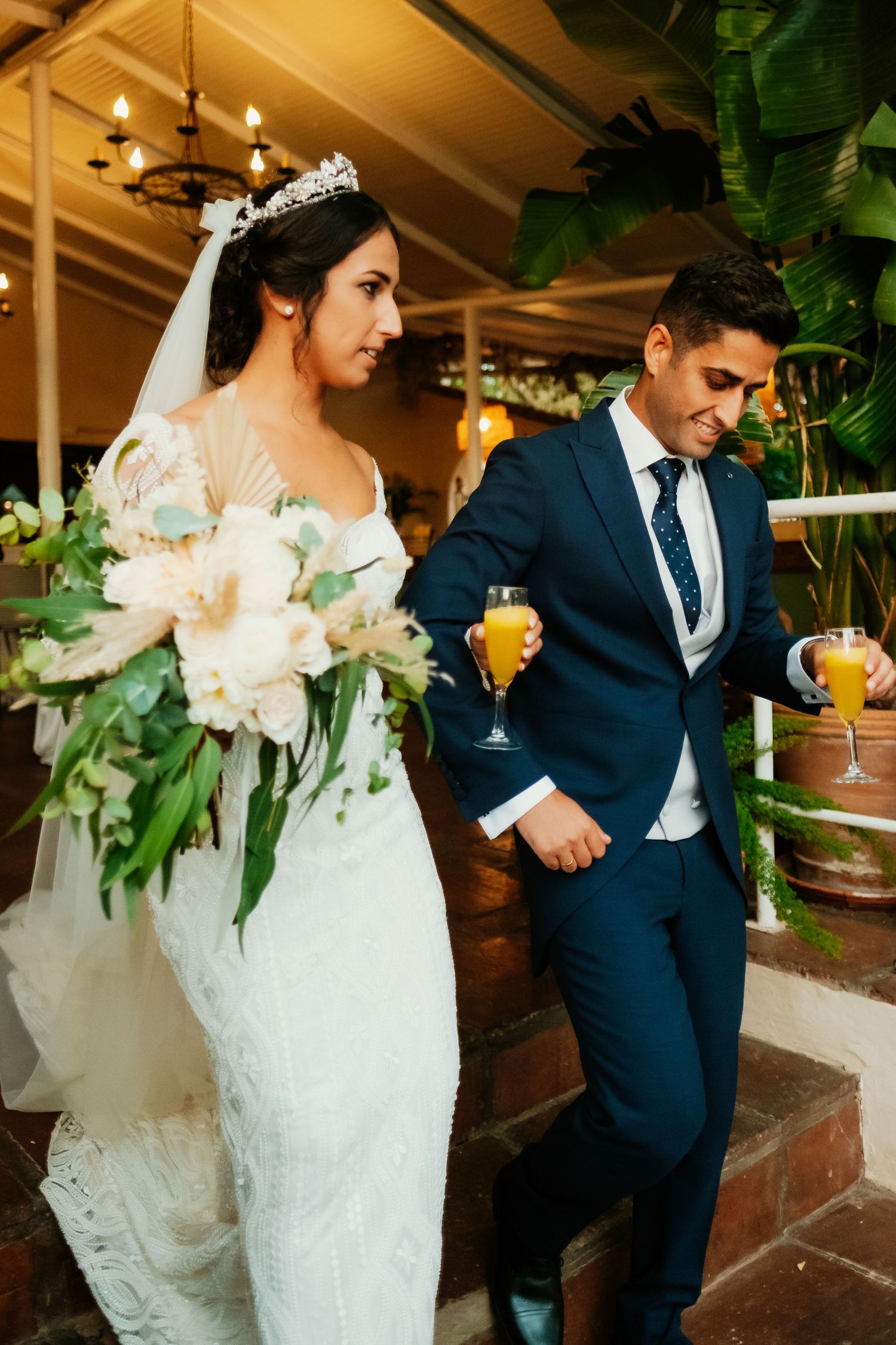 Los novios entrando al banquete en el Coto