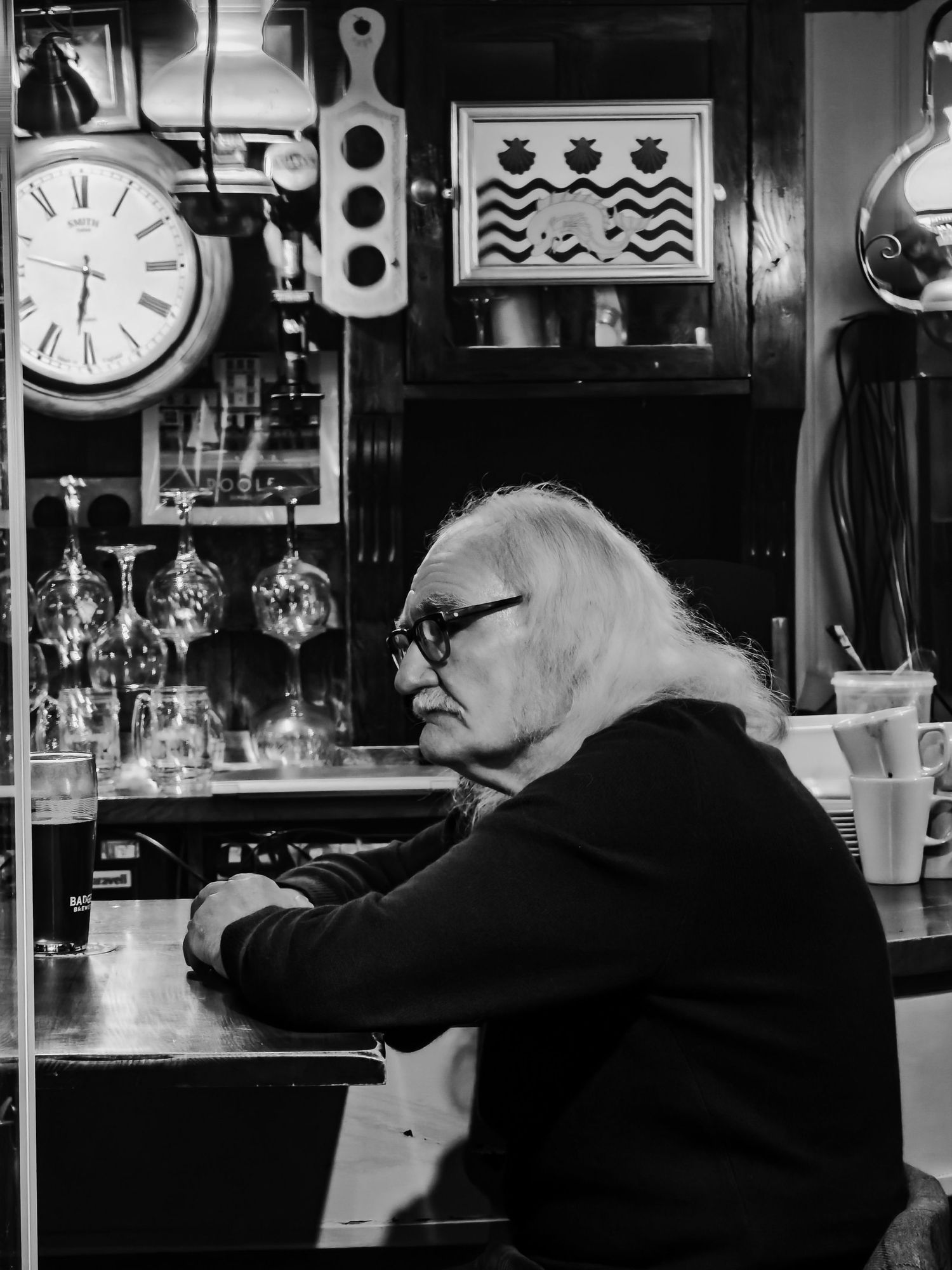 Fotografía documental en una tasca de Poole en Reino Unido, estilo editorial, robado en blanco y negro, Roberto Pecino Fotógrafo.