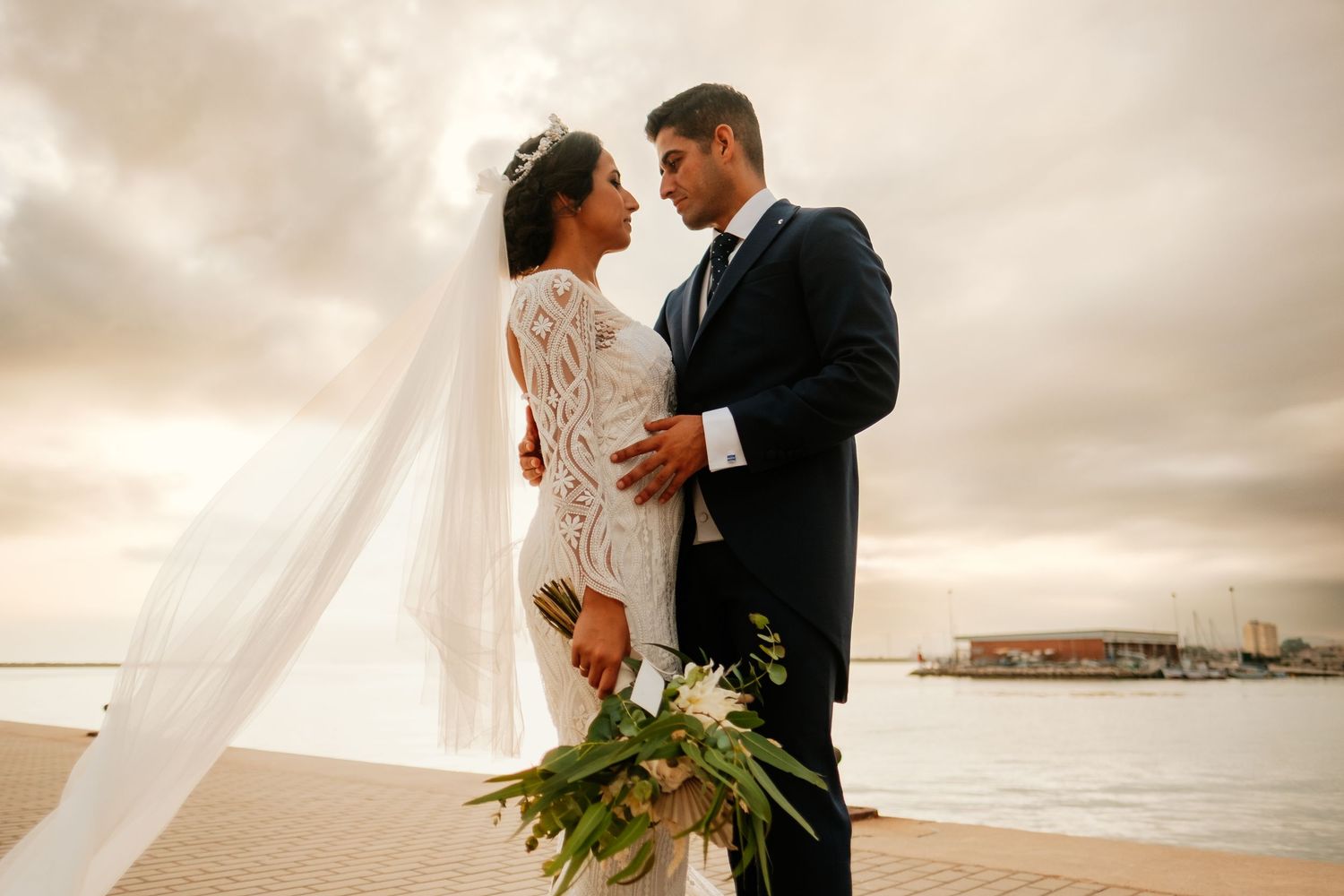 Los novios bajo la brisa de Alcaidesa Marina