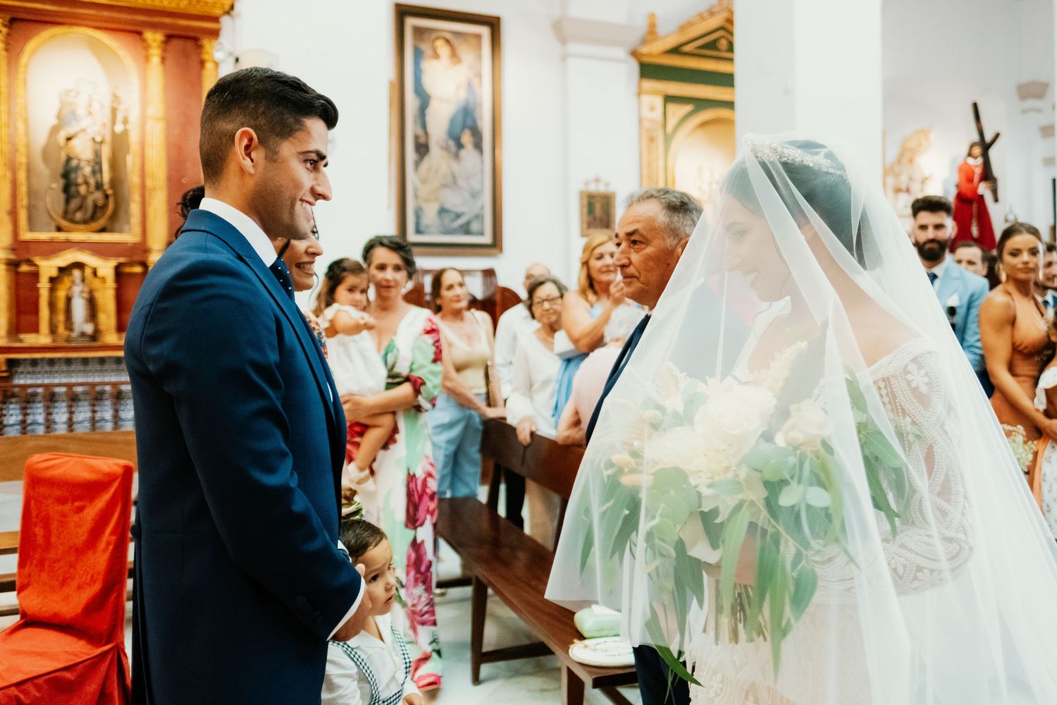 Primeras miradas de los novios en la iglesia