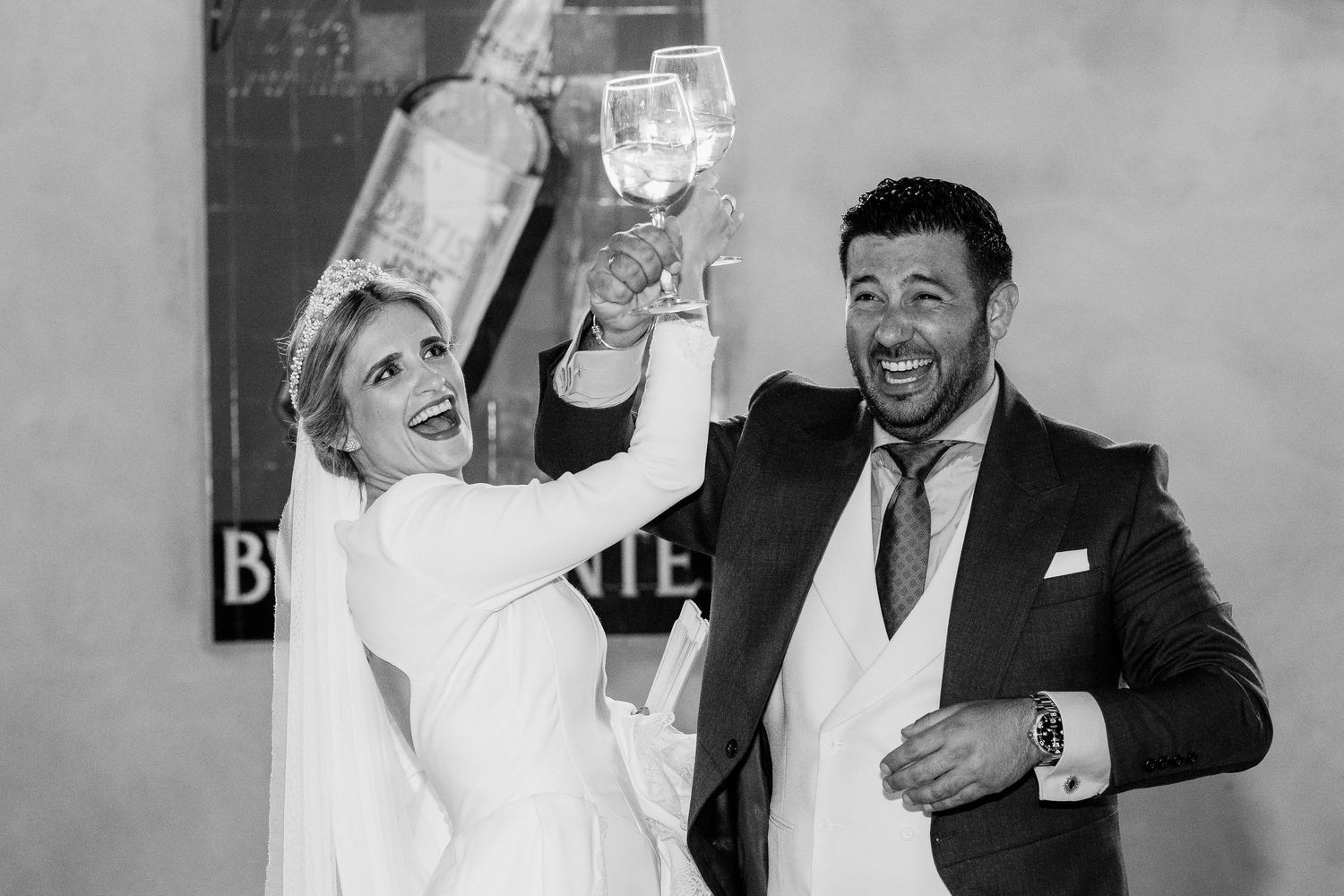 Brindis de la pareja con amigos en el banquete de Catering Santa Brígida en Sánchez Romate, Inma y Juanfri, Roberto Pecino