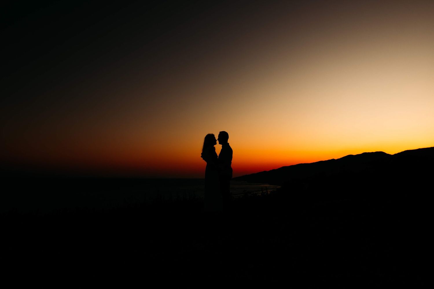 Silueta de pareja al atardecer en su reportaje preboda en Algeciras