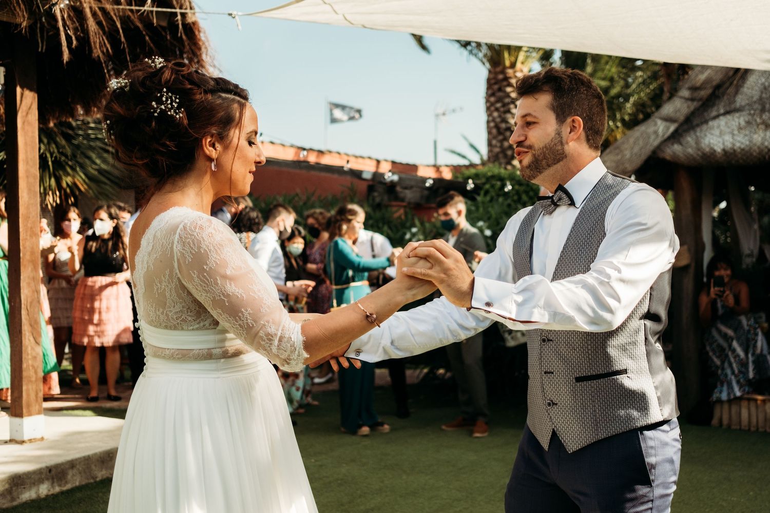 Novios bailando en su boda en Tarifa
